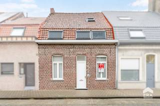 [[ DIT PAND NEEMT DEEL AAN DE ERA OPEN HUIZEN DAG OP 19/9 VAN 14:30 TOT 15:30 ]]
De woning bevindt zich in het rustige Stasegem op een boogscheut van het Provinciedomein De Gavers. Dankzij deze centrale ligging zijn zowel scholen, horecazaken, winkels en supermarkten vlakbij, wat dit huis bijzonder aantrekkelijk maakt voor gezinnen. Dankzij de vlotte verbinding richting Kortrijk, Waregem en de E17 geniet je ook van een uitstekende bereikbaarheid. Kortom de ideale starterswoning of een interessante investering! <br /><br />INDELING:<br /><strong>Gelijkvloers:</strong> Inkomhal - lichtrijke leefruimte - geïnstalleerde keuken - polyvalente ruimte (ideaal als bureau of speelkamer voor de kinderen) - praktische bergruimte met aansluitende garage ruime tuin met uitweg en carport - droge kelder<br /><br /><strong>Eerste verdiep:</strong> Badkamer uitgerust met lavabo, ligbad/douche en toilet - 3 ruime slaapkamers<br /><br /><strong>Tweede verdiep:</strong>  4de slaapkamer - grote zolderruimte (mogelijkheid tot 5de slaapkamer)<br /><br /><strong>Troeven van deze woning:</strong><br />- Centrale ligging in Stasegem<br />- Uitweg achteraan (privatief) <br />- 4 volwaardige slaapkamers<br />- Geen renovatieplicht dankzij recente renovatiewerken<br /><br /><br />Interesse of wenst u graag een bezoek ter plaatse?<br />Neem contact op met uw ERA-makelaar! <br /><br />