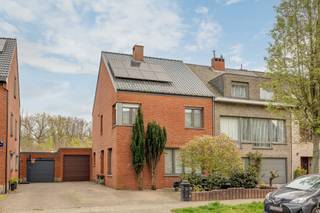 Ontdek deze verrassend ruime en energiezuinige gezinswoning, gelegen in een rustige en gegeerde wijk nabij het centrum van Schoten.Op een perceel van...