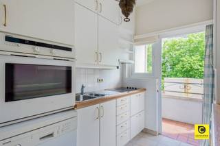 <p><span>Ruim, instapklaar 3 slaapkamer appartement met terras!</span></p><p><span>Dit lichtrijk appartement van maar liefst 104m² bevindt zich op de 3</span><span><sup>e</sup></span><span> verdieping van een kleinschalig en goed onderhouden gebouw op toplocatie. U geniet van een centrale ligging op de gerenommeerde Fruithoflaan, vlakbij winkels, scholen, parken, sportfaciliteiten, openbaar vervoer en belangrijke invalswegen. Dit charmant appartement met gunstig EPC B is asbestveilig en beschikbaar bij akte. Het pand is direct bewoonbaar en mits enig opfriswerk kan er ongetwijfeld een mooie meerwaarde gecreëerd worden. Kortom, perfect voor eigen bewoning, maar tevens een interessante investering met mooi rendement!</span></p><p><span> </span></p><p><span>Het appartement kent volgende indeling:</span></p><p><span> </span></p><p><span>Inkomhal, leefruimte &amp; keuken:</span></p><p><span>U betreedt het appartement via de inkomhal met veiligheidsdeur, ingemaakte vestiaire en videofoon. Het ruimtelijk gevoel, de openheid en de prachtige natuurlijke lichtinval vormen de rode draad doorheen het appartement, maar ook de authentieke blokjesparket springt meteen in het oog. De omvangrijke (ca. 31m²) leefruimte heeft een groen uitzicht op de boomtoppen van de Fruithoflaan en toont veel karakter met dank aan de gezellige sierhaard, de schitterende moluren en de prachtige parketvloer. De geriefelijke keuken met veel werk- en opbergruimte ligt aanpalend en is uitgerust met een keramisch vuur, dampkap, oven, vaatwasser, koel/vries combinatie en anderhalve lavabo. </span></p><p><span> </span></p><p><span>Slaapkamers, badkamer &amp; toilet:</span></p><p><span>Het appartement telt 3 ruime slaapkamers (ca. 8, 11 en 16m²). Twee kamers kunnen eenvoudig worden samengevoegd en lenen zich dus perfect als master met en suite badkamer en/of dressing. De badkamer omvat een bad/douche combinatie, een groot wasmeubel met veel opbergplek en herbergt de aansluiting voor uw wasmachine/droogkast. Het toilet met handenwasser is apart ondergebracht.</span></p><p><span> </span></p><p><span>Terras, kelder &amp; garagebox:</span></p><p><span>Via de keuken krijgt u toegang tot een ZO terras waar u steeds een frisse neus kan halen of kan genieten van een sprankelend aperitief met zicht op het groen. Een privatieve kelder is inbegrepen. De extra grote garagebox met automatische poort is een ware luxe die voorziet in zowel een plekje voor de wagen alsook voor de fiets(en). Bovendien is er dermate veel plaats dat het gedoogd wordt om de wagen ook voor de box te plaatsen, een staanplaats krijgt u er dus als het ware bij. Verder is de box ook aangesloten op de eigen elektriciteitsmeter, ideaal voor toestellen, elektrisch laden,... De box kan optioneel worden aangekocht (€ 32.500).</span></p><p><span> </span></p><p><span>Extra troeven:</span></p><p><span>- Mobiscore 9,4</span></p><p><span>- 104m² cfr. EPC</span></p><p><span>- EPC B</span></p><p><span>- Merendeel HR ramen</span></p><p><span>- Dakisolatie 10 cm PUR</span></p><p><span>- Asbestveilig</span></p><p><span>- EK in goede staat</span></p><p><span>- Terras</span></p><p><span>- Kelder</span></p><p><span>- Garagebox</span></p><p><span>- Beperkte maandelijkse lasten</span></p><p><span> </span></p>