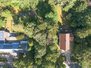 Dit ruim bouwperceel van ca. 1.779 m² bevindt zich op enkele voetstappen van het centrum van Heide-Kalmthout en biedt een mooie kans voor wie in het groen wil wonen, maar toch centraal wil wonen.<br />De combinatie van de ruime oppervlakte en de centrale ligging maakt van dit perceel een bijzondere opportuniteit.<br />Het perceel biedt de mogelijkheid om een open bebouwing te realiseren en is relatief weinig bebost.<br />Algemeen:<br />
<ul>
<li>Straatbreedte: ca. 20,70 meter</li>
<li>Diepte: ca. 76,61 meter</li>
<li>Het perceel is gelegen in een BPA "woongebied met Bospoortkarakter", de voorschriften zijn te verkrijgen via ons kantoor.</li>
</ul>
Deze unieke bouwgrond ligt op wandelafstand van het centrum van Heide-Kalmthout, met alle voorzieningen binnen handbereik, waaronder winkels, scholen en openbaar vervoer. De aangename, groene omgeving combineert een vlotte bereikbaarheid met de rust en ruimte van de natuur, die hier nooit ver weg is.