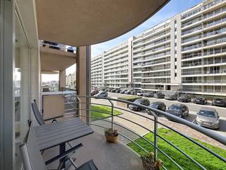 Instapklaar appartement op korte wandelafstand van zee, de winkelstraat en het openbaar vervoer van Nieuwpoort-Bad.<br />Het appartement omvat een inkomhal met apart toilet, een vernieuwde badkamer met inloopdouche en wastafel en één slaapkamer. Verder beschikt het over een lichtrijke woonkamer met open keuken en toegang tot het terras.<br />Dankzij de centrale ligging en de instapklare staat is dit appartement ideaal als tweede verblijf of als investering aan zee.
