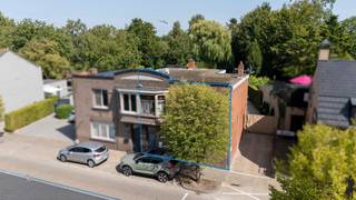 <h3>Rustig wonen met ruimte en comfort in Meerle</h3>
<p>Op een rustige locatie vindt u deze deels gerenoveerde woning die meteen instapklaar is. Het huis beschikt over <strong>3 slaapkamers</strong> en ligt op een prachtig perceel van <strong>1.290 m²</strong>, waar de ruime tuin voor een groene, aangename leefomgeving zorgt.</p>
<p>Binnen treft u een comfortabele indeling met lichtrijke leefruimtes en een praktische keuken. Dankzij de reeds uitgevoerde renovaties kan u hier zonder zorgen intrekken en meteen genieten van uw nieuwe thuis.</p>
<p>Buiten is het volop genieten: de diepe tuin biedt plaats voor ontspanning, spelende kinderen of tuinliefhebbers. Het perceel is ideaal voor wie houdt van rust, ruimte en privacy.</p>
<p>Daarnaast is er een <strong>vlotte verbinding naar Nederland</strong>, wat deze woning ook interessant maakt voor wie dicht bij de grens wil wonen maar toch rust en natuur opzoekt.</p>
<p><strong>Troeven:</strong></p>
<ul>
<li>
<p>Instapklare woning, deels gerenoveerd</p>
</li>
<li>
<p>3 slaapkamers</p>
</li>
<li>
<p>Groot perceel van 1.290 m²</p>
</li>
<li>
<p>Fraaie, verzorgde tuin</p>
</li>
<li>
<p>Rustige ligging</p>
</li>
<li>
<p>Goede bereikbaarheid richting Nederland</p>
</li>
</ul>