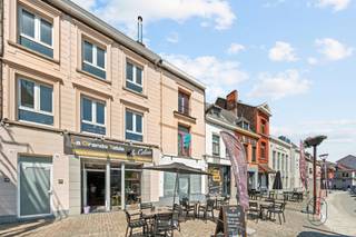 <p> Gemengd pand (winkel + appartementen) op een ideale locatie aan de Grand-Place van Lessines, vlak bij alle voorzieningen: de A8, winkels, scholen, het station, enz.</p><p>De begane grond biedt verschillende ruimtes (3 zalen), die perfect geschikt zijn voor de exploitatie van een restaurant, een winkel of elk ander professioneel project. Het pand beschikt ook over een keuken die is uitgerust met professionele HORECA-apparatuur.</p><p>Aan de achterzijde vindt u een tuin zonder inkijk, een echte troef midden in het stadscentrum, die de mogelijkheid biedt om een terras te creëren dat ideaal is voor een horecaproject.<br />Een grote kelder maakt het geheel compleet en biedt waardevolle extra opslagruimte.</p><p>Dankzij de centrale ligging, de ruime indeling en de talrijke inrichtingsmogelijkheden is dit pand zowel geschikt voor een ondernemer die zijn activiteiten wil uitbreiden als voor een belegger die op zoek is naar een pand met een aantrekkelijk rendement.</p><p>Technische gegevens: PVC-kozijnen met dubbele beglazing, gasverwarming, EPC-klasse C, elektriciteit conform de voorschriften.</p><p>Een zeldzame kans op de Grote Markt van Lessines, zeker een bezoek waard!<br />Informatie en bezichtigingen via anne-sophie@immobeguin.be</p>