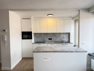 <p><span>Volledig gerenoveerd appartement op de tweede verdieping gelegen vlakbij het centrum van Mariaburg. Onmiddellijk beschikbaar.</span></p><p><span> </span></p><p><span>Dit appartement werd zeer mooi vernieuwd en is als volgt ingedeeld: living met open keuken, badkamer met douche, lavabomeubel en toilet, 2 slaapkamers en Zuidgericht terras. Op het gelijkvloers is er een autostaanplaats.</span></p><p><span> </span></p><p><span>Bijzonderheden:</span></p><p><span>Pvc ramen met hoogrendementsglas </span></p><p><span>Dak werd vernieuwd en geïsoleerd </span></p><p><span>Alle nutsvoorzieningen zijn individueel </span></p><p><span>instapklaar: volledig geschilderd - lichtarmaturen met led verlichting </span></p><p><span>Zuidgericht terras</span></p><p><span> </span></p>