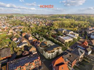 **6%BTW**Dit stijlvolle appartement maakt deel uit van het unieke woonproject Valléa. Hier geniet u van een perfecte balans tussen rust, natuur en modern wooncomfort. Het appartement bevindt zich op de gelijkvloerse verdieping en heeft een bewoonbare oppervlakte van 82m². Het appartement beschikt over een lichtrijke woonkamer met open keuken, die volledig naar eigen smaak kan worden afgewerkt. Aansluitend aan de leefruimte vindt u een west-gericht terras van 7m². Verder omvat dit energiezuinige appartement een badkamer met keuze tussen inloopdouche of ligbad, een praktische bergruimte en een ruime slaapkamer van aan de rustige achterzijde van de residentie. De doordachte architectuur zorgt voor een optimaal ruimtegebruik met een moderne en exclusieve uitstraling. Met innovatieve technieken zoals een geothermische warmtepomp en zonnepanelen voldoet het aan de strengste normen op vlak van energiezuinigheid. Valléa combineert hedendaagse architectuur met een kleinschalige, exclusieve opzet. Geschikt voor zowel eigen bewoning als interessante investeringsopportuniteit. Wilt u meer weten? Plan uw werfbezoek of vraag meer informatie aan via Info@homies.be of 016 22 82 22.