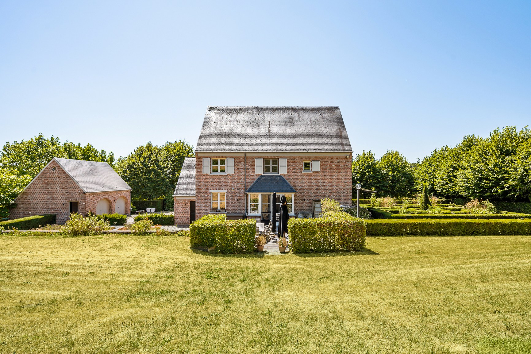 Landhuis met prachtig aangelegde siertuin en volgroeide hagen in Overrepen, Tongeren - foto 5