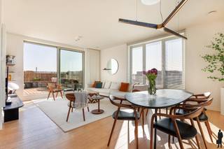 Stijlvol penthouse met zonnig terras op top liggingDit prachtig afgewerkte penthouse combineert ruimte, licht en comfort op een harmonieuze manier...