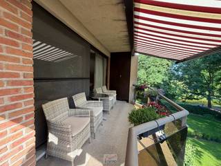 Gelegen met het  terras richting het park/kasteeltuin van Heule komt dit mooie appartement terug te huur na 17 jaar bewoning.<br />Het appartement werd recent herschilderd en er werd een nieuwe inloopdouche geplaatst met nieuwe dubbel lavabomeubel.<br />Indeling : <br />Ruime inkomhal met spiegelkast, apart toilet, 2 ruime slaapkamers, hele ruime leefruimte (30 m²), ruime aparte keuken (16 m²), terras met 2 wandkasten, zonnewering voorzien, berging aanleunend aan de keuken, badkamer met ligbad en douchemogelijkheid, ruime kelderberging, dubbel garage (achter elkaar parkeren) op de -1.<br />Keuken vaatwas eventueel over te nemen.<br /><br />Troeven : <br />- net naast de Heulse artsengroepspraktijk.<br />- apotheek op wandelafstand<br />- winkels en cafés op wandelafstand<br />- mooiste tuin van de regio, onderhouden met ons belastingsgeld.<br /><br />EPC : 161 kWh/m² - B-label<br />HP : 900 + 150 euro (GK) , excl water<br />Vrij : 01.10.2026, kan ook vanaf 15.09.2026<br />Huurwaarborg : 3 maanden (= 2.700 euro)<br />Huurcontract van 9 jaar.<br />P-score : A<br />G-score : A<br />Niet beschermd, niet op inventaris<br />Bezoek, bel : 0473/490758 of email info@expertimmo.be