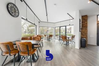 Op een schitterende hoeklocatie treffen we dit veelzijdige pand, ideaal voor wie wonen en werken wil combineren. Dankzij de centrale ligging, vlakbij een school, ziekenhuis, stadhuis en op korte afstand van het stadscentrum, geniet het handelspand van constante passage.<br /><br />De ruime garage vormt een extra troef en de toiletten voor het handelsgedeelte bevinden zich handig in de kelder. Het handelspand is efficiënt ingedeeld en biedt flexibiliteit: de ruimte kan modulair worden aangepast aan elke behoefte of activiteit.<br /><br />Het bovenliggende appartement is instapklaar en dankzij de hoekligging geniet het van een overvloed aan natuurlijk licht. De woonkamer straalt warmte uit, met prachtig afgewerkt parket en een gezellige haard die zorgt voor sfeervolle winteravonden. De volledig uitgeruste keuken is een droom voor iedere thuiskok en het ruime, zuidgerichte terras is een absolute plus.<br />Het appartement beschikt over drie zeer ruime slaapkamers, elk groot genoeg om als master bedroom te fungeren. De badkamer is uitgerust met zowel een bad als een douche, waardoor comfort en ruimte perfect samenkomen.<br /><br />Het volledige gebouw werd grondig gerenoveerd: het dak, de gevel en alle leidingen werden vernieuwd. Zowel het handelspand, het appartement als het gebouw zelf verkeren in uitstekende staat.<br /><br />Het EPC heeft een vertekend beeld, doordat de eigenaar zelf aannemer is zijn er geen facturen van de dakisolatie waardoor op het EPC werd opgenomen dat er geen isolatie in het dak of in de gevel zit wat niet strookt met de realiteit. <br /><br />Een ideale investering voor ondernemers die wonen en werken willen combineren, of voor investeerders die op zoek zijn naar een hoog huurrendemen ( +/- 7% bruto huurrendement mogelijk). Dit is een buitenkans om een pand van topkwaliteit te bemachtigen op een toplocatie.