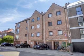 <p>Cet appartement une chambre se situe au dernier étage d’un immeuble à Kessel-Lo, à distance cyclable du centre de Louvain. Son emplacement convient parfaitement aux personnes qui recherchent un cadre de vie agréable tout en souhaitant rejoindre rapidement la ville et ses nombreuses commodités.</p><p>L’appartement bénéficie d’un agencement pratique et fonctionnel. Il comprend une chambre séparée ainsi qu’une salle de bains et des toilettes indépendantes, offrant davantage de confort au quotidien.</p><p>La petite terrasse constitue un atout supplémentaire. Elle permet de prendre l’air ou de profiter d’un moment calme à l’extérieur.</p><p>Kessel-Lo est une commune appréciée pour sa proximité avec Louvain et sa bonne accessibilité. Le centre-ville est facilement accessible à vélo, tandis que les commerces, les transports en commun et les autres services se trouvent à proximité.</p><p>Cet appartement conviendra à une personne seule, à un couple ou à toute personne recherchant un logement bien situé près de Louvain. Contactez-nous pour organiser une visite et découvrir les lieux.</p>