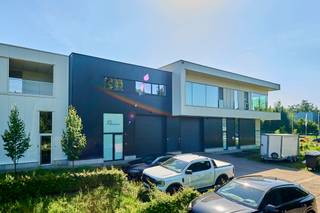 Op KMO-zone Eikaert ligt deze recente KMO-unit met een totale oppervlakte van 405m². De oprit van de E313 op 1km afstand zorgt voor een uitstekende ontsluiting.<br /><br />De hal is 225m² groot en heeft een vrije hoogte van 4.5m. Via een betontrap bereikt men de mezzanine, deze is opgedeeld in een kantoor van 90m² en een showroom/demowoning van eveneens 90m². De verdieping heeft aan de voorzijde een grote glaspartij en aan de achterzijde is er een terras van 20m² gemaakt. <br /><br />De mooi afgewerkte kantoorruimte wordt verwarmd door middel van vloerverwarming op aardgas en is voorzien van grote maatwerk kastenwanden en een kitchenette. Aan de voorzijde liggen 3 privatieve parkeerplaatsen.<br /><br />De onroerende leasing kan overgenomen worden waardoor de aankoop nog deels onder het BTW-stelsel kan geschieden.<br /><br />Voor meer inlichtingen kan u ons contacteren op 011/39.90.50 of info@jansenrealestate.be