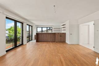 <strong>Stijlvol appartement op de tweede verdieping met 4 slaapkamers en terras in het centrum van Schilde</strong><br /><br /><strong>Dit ruime en stijlvol gerenoveerde (2022) appartement is gelegen op de tweede verdieping van een kleinschalig gebouw in het centrum van Schilde en combineert een hedendaagse afwerking met een praktische indeling. Met vier volwaardige slaapkamers, twee badkamers, een lichtrijke leefruimte en een volledig ingerichte open keuken biedt dit appartement alle comfort voor aangenaam wonen.</strong><br /><br /><strong>Indeling appartement</strong><br />
<ul>
<li>Ruime <strong>inkomhal </strong>met vestiairekast en apart <strong>gastentoilet</strong></li>
<li>Lichtrijke <strong>woon- en eetkamer </strong>op parket, met<strong> grote raampartijen</strong> die zorgen voor een <strong>aangename lichtinval</strong></li>
<li><strong>Volledig ingerichte open keuken</strong> met <strong>kwalitatieve inbouwtoestellen </strong>en dubbele spoelbak</li>
<li><strong>Praktische bijkeuken</strong> met ingebouwde oven</li>
<li><strong>Hoofdslaapkamer </strong>op parket</li>
<li><strong>Een badkamer</strong>, voorzien van ligbad en dubbele lavabo</li>
<li><strong>Tweede slaapkamer</strong></li>
<li><strong>Een</strong> <strong>douchekamer</strong>, voorzien van inloopdouche en lavabo</li>
<li><strong>Derde</strong> en <strong>vierde slaapkamer</strong>, beide op parket en met zicht op het <strong>terras</strong></li>
<li><strong>Afzonderlijke technische ruimte</strong></li>
</ul>
<strong>Terras en buitenruimte</strong><br />
<ul>
<li><strong>Terras </strong>van ca. 9 m² aan de zijde van de derde en vierde slaapkamer</li>
<li>Aangename buitenruimte met plaats voor een gezellige zithoek</li>
</ul>
<strong>Algemeen</strong><br />
<ul>
<li>Gelegen op de tweede verdieping, uitsluitend bereikbaar via de trap</li>
<li>Verwarming op gas d.m.v. radiatoren/convectoren</li>
<li><strong>Conforme elektrische keuring</strong></li>
<li><strong>Ruime, afgesloten private kelderberging (ca. 14 m²)</strong></li>
<li><strong>Heden verhuurd</strong></li>
<li>Stedenbouwkundige inlichtingen in aanvraag</li>
</ul>
<strong>Uitstekend gelegen in het centrum van Schilde, met winkels, horecazaken en diverse voorzieningen op wandelafstand. De centrale ligging zorgt voor een aangename combinatie van comfortabel wonen en dagelijkse bereikbaarheid.</strong><br /><br /><strong>Een ruim appartement met vier slaapkamers, twee badkamers en een aangenaam terras, op een gegeerde locatie in het hart van Schilde!</strong>