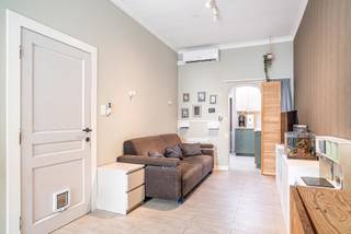 Achter deze charmante gevel schuilt een verrassend ruime en energiezuinige stadswoning waar karakter en hedendaags comfort op een mooie...