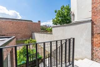 <p><strong>Instapklaar gelijkvloers appartement met ruime tuin en parkeerplaats!</strong></p><p>Op een centrale locatie in Deurne bevindt zich dit volledig gerenoveerde gelijkvloerse appartement van ca. 75 m². Dankzij de gunstige ligging nabij belangrijke invalswegen, winkels, scholen en openbaar vervoer geniet u hier van een vlotte bereikbaarheid en alle voorzieningen binnen handbereik.<br />Het appartement beschikt over een lichtrijke leefruimte, een moderne afwerking en twee volwaardige slaapkamers. De ruime privatieve achtertuin vormt een absolute troef en biedt volop mogelijkheden om te ontspannen of te genieten met familie en vrienden. Heel handig in de tuin zijn de hobbyruimte en de toegang tot de kelderberging.</p><p>Aan de voorzijde beschikt het appartement over een voortuin met plaats voor twee wagens op eigen terrein, een zeldzaam extra voordeel in deze omgeving.<br />Dankzij de grondige renovatie verkeert het appartement in uitstekende staat. Bovendien beschikt het over een EPC-label C en is de elektriciteitsinstallatie volledig conform de huidige normen.</p><p>Gelegen in een kleinschalig gebouw zonder syndicus, profiteert u van het voordeel van geen algemene kosten.</p><p><strong><u>Troeven:</u></strong><br />- Volledig gerenoveerd<br />- 2 slaapkamers<br />- Aparte meters voor water/gas/elektriciteit<br />- Ruime privatieve achtertuin<br />- Voortuin met parkeergelegenheid <br />- EPC-label C<br />- Elektriciteit conform<br />- Geen algemene kosten<br />- Extra hobbykamer</p><p>Wenst u meer informatie of had u graag een bezichtiging gewenst?<br /><strong>Info@markasa.be</strong> of <strong>03/827.72.92</strong></p>