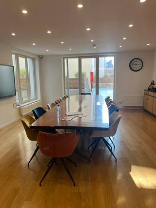 <p><strong>Emplacement privilégié au cœur de Bruxelles</strong></p>
<p>Situé à deux pas des <strong>Galeries Royales Saint-Hubert</strong>, ce bureau meublé de <strong>148 m² </strong>au premier étage est idéal pour les professionnels en quête d'un espace fonctionnel et bien situé. Profitez d’un environnement de travail agréable, dans un quartier dynamique, à proximité de nombreuses commodités.</p>
<p><strong>Caractéristiques du bureau :</strong></p>
<ul>
<li><strong>Superficie :</strong> 148 m²</li>
<li><strong>Meublé et prêt à l’emploi</strong> (bureaux, chaises, étagères, etc.)</li>
<li><strong>Accès sécurisé</strong> et lumineux</li>
<li><strong>Cuisine équipée</strong></li>
<li><strong>Terrasse commune</strong> au premier étage</li>
</ul>
<p><strong>Avantages supplémentaires :</strong></p>
<ul>
<li>À quelques minutes des <strong>Galeries Royales Saint-Hubert</strong>, pour des déjeuners ou des moments de détente</li>
<li><strong>Arrêt de bus à proximité</strong> facilitant l’accès aux transports en commun</li>
<li><strong>Proximité des stations de métro</strong> pour faciliter les déplacements dans la ville</li>
<li>Environnement calme et professionnel idéal pour les indépendants, consultants ou petites entreprises.</li>
</ul>
<p>Le tout dans un bâtiment récemment rénové, avec des espaces communs modernes et pratiques. Profitez d’une localisation centrale, avec de nombreux magasins, restaurants et services à portée de main.</p>
<p></p>