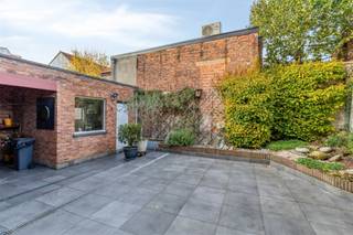 Ontdek deze ruime halfopen woning met tal van mogelijkheden, ideaal gelegen in een rustige, centrale buurt van Temse. Deze eigendom biedt de...