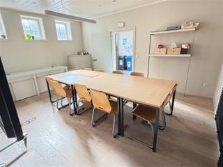 Centrale grote ingang met aan beide zijden een plaats voor bureel of vergaderruimte.Kitchenette en sanitairGrote hall van ongeveer 320 m² waar door...