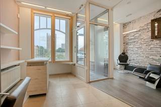 Gelegen in de Ieperstraat, dé commerciële winkelstraat van Poperinge, vindt u dit charmant en veelzijdig pand. Ideaal voor uw handelszaak of kantoor!<br /><br />Indeling van het pand:<br />Gelijkvloers: <br />Handelsruimte (70 m²), momenteel ingericht als kapsalon - kitchenette (8,5 m²) - berging met verdiep (14 m²) - gezellige koer (11 m²).<br />Een aparte ingang naar het verdiep kan gemaakt worden.<br /><br />Verdiep+1:<br />4 kamers, ideaal als stockage of bureau<br /><br />Ruime zolder (42 m²) en een kelder.<br /><br />Enkele troeven van dit vastgoed te koop:<br />* topligging: gelegen in een drukke winkelstraat met veel passage en visibiliteit.<br /><br />Bent u op zoek naar de perfecte locatie voor uw eigen zaak? Neem vandaag nog contact op voor meer informatie of een bezoek ter plaatse!<br /><br />Bestuursmaatregelen in het maatregelenregister: nee