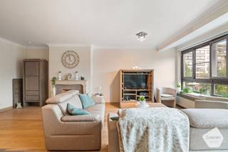 Dit <strong>ruime</strong> en <strong>lichtrijke</strong> appartement is gelegen op de <strong>tweede verdieping</strong> en beschikt over een <strong>aangename</strong> en <strong>praktische</strong> indeling. Het appartement omvat een <strong>ruime leefruimte</strong>, een <strong>afzonderlijke grote keuken</strong>, <strong>twee slaapkamers</strong>, een <strong>badkamer</strong>, een <strong>apart toilet</strong> en <strong>terrassen</strong> aan zowel de voor- als achterzijde, een <strong>privatieve</strong> <strong>berging </strong>en<strong> gemeenschappelijke fietsenberging</strong>.<br /><br />Bij het betreden van het appartement komt men via de <strong>inkomhal</strong>. Recht tegenover de inkomhal bevindt zich de <strong>ruime keuken</strong>, die door een muur afgescheiden is van de leefruimte. De keuken is <strong>functioneel</strong> <strong>ingericht</strong> en voorzien van de nodige <strong>basisvoorzieningen</strong> voor dagelijks gebruik.<br /><br />De <strong>grote en lichtrijke leefruimte</strong> geniet dankzij de <strong>ruime raampartijen</strong> van een <strong>aangename natuurlijke lichtinval</strong>. Vanuit de leefruimte is er <strong>rechtstreekse toegang tot het terras aan de voorzijde</strong>. Vanop dit terras geniet men van een <strong>mooi en open uitzicht over de Grote Markt van Blankenberge</strong>.<br /><br />Het appartement beschikt over<strong> twee slaapkamers</strong> aan de achterzijde. Beide slaapkamers bieden <strong>rechtstreeks toegang tot het terras aan de achterzijde</strong>, waardoor deze buitenruimte vlot vanuit beide slaapkamers bereikbaar is.<br /><br />Verder omvat het appartement een <strong>badkamer</strong>, uitgerust met een <strong>douche</strong> en een <strong>wasmachine</strong>. Daarnaast is er een <strong>afzonderlijk toilet</strong> aanwezig.<br /><br />Een bijkomende troef is de aanwezigheid van een <strong>privatieve berging</strong>, die extra praktische en afgesloten opbergruimte biedt. Daarnaast kunnen bewoners gebruikmaken van een <strong>gemeenschappelijke fietsstalling</strong>, wat een extra praktische voorziening is voor het veilig en gemakkelijk stallen van fietsen.<br /><br />Het appartement bevindt zich op de <strong>tweede verdieping</strong> en is gelegen aan de <strong>Grote Markt van Blankenberge</strong>, waardoor het beschikt over een <strong>centrale en levendige ligging</strong> in het centrum. <strong>De huidige huurdster woont reeds 36 jaar in het appartement, wat getuigt van een langdurige bewoning.</strong><br /><br />Door de <strong>vele troeven</strong>, waaronder de <strong>ruime en lichtrijke leefruimte</strong>, de <strong>twee terrassen </strong>en<strong> </strong>het <strong>open uitzicht over de Grote Markt</strong> biedt dit appartement een aangename en praktische woonomgeving op een <strong>centrale ligging in Blankenberge</strong>.