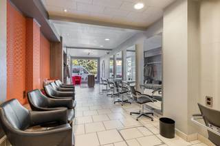 Disposition :<br /><br />Au rez-de-chaussée se trouve un espace commercial prêt à emménager qui est actuellement aménagé en salon de coiffure. Grâce à son aménagement flexible, l'espace convient à diverses autres professions. À l'arrière du bâtiment se trouve un jardin spacieux et ensoleillé avec une grande dépendance pouvant servir de studio, d'espace de rangement supplémentaire, d'atelier,... <br /><br />Au premier étage, se trouve un appartement lumineux et prêt à emménager avec deux chambres et une terrasse ensoleillée. <br /><br />Avantages :<br />- excellent emplacement <br />- entièrement prêt à emménager <br />- différentes options <br />- espace de rangement suffisant <br /><br />Cet appartement à vendre à Wilrijk vous intéresse ? N'hésitez pas à nous contacter. Vous souhaitez également vendre ou louer votre propriété ? Nous sommes heureux de pouvoir vous aider. Toujours à votre service pour répondre à toutes vos questions sur l'immobilier ! <br /><br />Registre des mesures: non<br /><br />Les images générées par l’IA sont fournies en guise d'inspiration. Elles ne tiennent pas compte des spécifications techniques, ni des renseignements urbanistiques, ni des possibilités concrètes de réalisation.