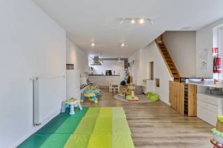 Indeling:- Gelijkvloers: ca. 110 m² open ruimte, naar wens in te richten- Ruime, vernieuwde open keuken- Praktische berging- Apart toilet- Vooraan...