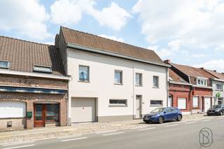<p>Karakteristieke woning met wellnessruimte, zwembad en tuin met bomen</p><p>Dit prachtige huis is ideaal gelegen en valt op door de perfecte balans tussen modern comfort, ontspanningsruimtes en levenskwaliteit. Achter de onopvallende gevel gaat een zorgvuldig onderhouden woning schuil, ontworpen om te voldoen aan de verwachtingen van gezinnen die op zoek zijn naar een bevoorrechte leefomgeving.</p><p>Meteen bij binnenkomst ontdekt u een warm en licht interieur. De ruime woonkamer, ideaal gelegen aan de achterzijde van het huis, biedt een aangename rust en komt harmonieus uit op de boomrijke tuin, een ware oase van rust. Het huis beschikt bovendien over twee prachtige veranda’s die baden in natuurlijk licht. Een daarvan vormt een aangename extra leefruimte, uitgerust met gasverwarming, een televisie en een volledig ingerichte buitenkeuken, waardoor u het hele jaar door ten volle van deze plek kunt genieten.</p><p>Op de begane grond bevinden zich onder meer een ingerichte kleedkamer en een badkamer die volledig in het teken staat van welzijn, uitgerust met een jacuzzi en een hydromassagedouche. Op de bovenverdieping vindt u drie comfortabele slaapkamers en een studeerkamer.</p><p>Buiten wordt u meteen betoverd door de charme. De zorgvuldig onderhouden tuin met bomen nodigt uit tot ontspanning met talrijke voorzieningen voor uw welzijn: het zwembad, de jacuzzi, de sauna en de prachtige siervijver creëren een unieke sfeer waar u heerlijk tot rust kunt komen.</p><p>De belangrijkste troeven</p><p>• Lichte woonkamer met uitzicht op de tuin en in een rustige omgeving<br />• Tuin met bomen en siervijver<br />• Zwembad, jacuzzi en sauna<br />• Drie slaapkamers en een werkkamer op de bovenverdieping<br />• Badkamer met jacuzzi en hydromassagedouche<br />• Garage voor twee auto’s met oplaadpunt voor elektrische auto’s<br />• Zonnepanelen</p><p>Een woning met alle voorzieningen, waar elke ruimte is ontworpen om dagelijks comfort, rust en levenskwaliteit te bieden.</p>