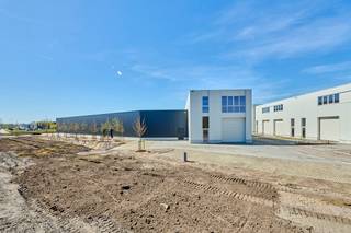 <p>KMO-unit te koop Genk - BEDRIJVENPARK KOMPELLAAN<br /><br />Bedrijvenpark Kompellaan: 21 moderne KMO-units langsheen de Kompellaan in Genk. Dit complex biedt kleine en middelgrote ondernemingen de perfecte plek om te starten, groeien en te innoveren. De unit 6 heeft een totaaloppervlakte van 269m² en beschikt over 2 parkeerplaatsen. De unit wordt casco opgeleverd.<br /><br />KMO-Unit 6<br />- oppervlakte: 207m² gelijkvloers &amp; 62m² mezzanine<br />- staalstructuur met geïsoleerde wanden en dak<br />- sectionaalpoort 4mbr x 4,2mh<br />- 2 privatieve parkeerplaatsen<br /><br />Voor meer info 011/39 90 50 of info@jansenrealestate.be<br />https://www.jansenrealestate.be/project-kompellaan/6190088/</p>