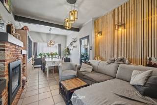 Ontdek deze gezellige en instapklare woning gelegen op de Dendermondse Steenweg, ideaal voor starters die comfort en bereikbaarheid weten te waarderen. De woning bevindt zich op een perceel van 170 m² en beschikt over drie volwaardige slaapkamers en een praktische indeling.
De lichtrijke leefruimte zorgt voor een aangename sfeer en sluit mooi aan op de verzorgde keuken en de knappe badkamer. Dankzij de condensatieketel, zonnepanelen en dak- en muurisolatie geniet u van een energiezuinig geheel met EPC-label C. Rolluiken bieden extra comfort en privacy.
Buiten vindt u een gezellige en verrassend ruime tuin, perfect om tot rust te komen of gasten te ontvangen. Bovendien beschikt de woning over een oprit met plaats voor twee wagens, wat een absolute meerwaarde is in deze omgeving.
De ligging is uitstekend: vlakbij winkels, voorzieningen en met een vlotte verbinding naar belangrijke invalswegen.
Een ideale starterswoning voor wie op zoek is naar comfort, licht en een centrale locatie. Bel ons nu voor een afspraak op het nummer: 052/46.38.03 en wie weet tot binnenkort!
