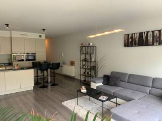 <p>Dit volledig afgewerkt en instapklaar tweeslaapkamer-appartement is gelegen op de gelijkvloerse verdieping van een kleinschalige residentie te Wondelgem.</p><p></p><p>De indeling van het appartement is als volgt: via de inkomhal heeft u toegang tot de lichtrijke leefruimte met open keuken incl. alle toestellen en een keukeneiland, berging/wasruimte, afzonderlijk toilet, de beide slaapkamers en de badkamer met inloopdouche en dubbele wastafel.</p><p>De zonnige achtertuin en voortuin maken het geheel af!</p><p>Parkeren kan in de voorziene garage.</p><p></p><p><strong>Maandelijkse kosten: €50/maand</strong>.</p><p>Beschikbaar vanaf 01/04/2026.</p>