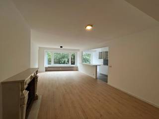 Ruim en lichtrijk appartement met 3 volwaardige slaapkamers en een uitzonderlijk groot terras, ideaal voor wie op zoek is naar comfort en ruimte. Het appartement beschikt over een vernieuwde, volledig uitgeruste keuken en een moderne badkamer, waardoor u meteen kunt genieten van alle hedendaagse voorzieningen. Daarnaast zijn er een fietsenberging en een private kelder aanwezig, wat extra opbergruimte en gebruiksgemak biedt. Het appartement is onmiddellijk beschikbaar. De huurprijs bedraagt €1150 per maand, aangevuld met een voorschot van €75 voor de algemene onkosten en €75 voor verwarming. Ben je geïnteresseerd in dit pand te huur in Oostende? Ga naar de website www.dermul.be, klik op het pand dat je wenst te huren. Via de knop "ik heb interesse" vragen we u kort een profiel in te vullen. Daarna nemen we contact op voor een bezoek. Telefonisch kunnen er geen afspraken gemaakt worden.