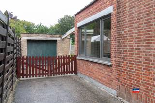 <p><span>BORSBEEK | TE RENOVEREN HALFOPEN BEBOUWING MET DRIE SLAAPKAMERS EN GARAGEBOX OP EEN TOTALE GRONDOPPERVLAKTE VAN 998m² | EPC F |</span></p><p><span>Indeling als volgt: Gelijkvloers: voortuin - inkomhal/traphal - ruime woonkamer met gaskachel - keuken met kasten - badkamer met douche, lavabomeubel, toilet en aansluiting wasmachine - veranda.</span></p><p><span>Tweede verdieping: traphal - drie ruime, te renoveren slaapkamers - bureau of dressing.</span></p><p><span>Grote garagebox naast de woning met oprit voor 2 wagens.</span></p><p><span>Uitstekende ligging, in een rustige woonwijk en op loopafstand van natuurgebied, fort Borsbeek, sportaccomodaties en centrum Borsbeek.</span></p><p><span> </span></p><p><span>(!) Voor deze woning geldt een renovatie-verplichting wat betreft energiezuinigheid, binnen de 6 jaar na aankoop van de woning.</span></p><p><span>Wij zijn volledig vrijblijvend in het bezit van een offerte voor dakisolatie en plaatsen van een cv-ketel. </span></p><p><span>Deze offerte is nodig voor het verkrijgen van een krediet bij de bank.</span></p><p><span> </span></p><p><span> </span></p>