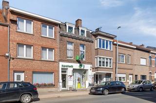 <p><strong>Uniek handelspand op toplocatie bestaande uit 2 eenheden!</strong></p><p>Deze commerciële eigendom biedt tal van mogelijkheden en bestaat uit twee afzonderlijke units die zowel samen als apart kunnen worden aangekocht.</p><p><strong>Pand 1 (nr. 38)</strong> is momenteel ingericht als apotheekruimte en beschikt achteraan over een keuken en badkamer, met rechtstreekse toegang tot de tuin. Op de verdieping bevindt zich een slaapkamer met dressing en een zolderruimte. Daarnaast is er een praktische kelder aanwezig voor extra stockage.</p><p><strong>Pand 2</strong> <strong>(nr. 40)</strong> wordt momenteel uitgebaat als schoonheidssalon en biedt een ruime commerciële oppervlakte met eveneens toegang tot de tuin.</p><p>Het volledige geheel wordt aangeboden voor <strong>€299.000</strong>.</p><p>Afzonderlijke aankoop is mogelijk:</p><ul><li><p><strong>Pand 1:</strong> €202.000</p></li><li><p><strong>Pand 2:</strong> €97.000</p></li></ul><p>Ideaal voor ondernemers, investeerders of wie wonen en werken wil combineren op een uitstekende locatie.</p><p><strong>Meer informatie of een bezoek?</strong><br />📧 tom.hendrickx@living-stone.be<br />📞 0487 89 66 32</p>