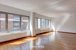 Voor meer info en foto’s, surf naar www.swevers.be – Pal in het centrum van Hasselt, op slechts 150 meter van de Grote Markt, bevindt zich dit instapklare duplexappartement met een bewoonbare oppervlakte van 112,84 m². De ruime leefruimte met parketvloer en hoge plafonds geniet van veel natuurlijk licht en sluit aan op een volledig vernieuwde open keuken met praktische berging. Op de eerste verdieping bevinden zich een slaapkamer met balkon en een badkamer met ligbad en dubbele lavabo. Via de stijlvolle trap bereikt u de bovenverdieping met twee extra ruime slaapkamers, waaronder een master bedroom met dressing, en een polyvalente open ruimte die perfect dienst kan doen als thuisbureau, hobbyruimte of extra zithoek. Dankzij de drie slaapkamers en de ruime indeling is dit appartement ideaal voor een gezin, co-housing of jonge starters. Het gebouw beschikt bovendien over een lift voor extra comfort. De topligging biedt alle voordelen van het bruisende stadsleven, met winkels, horeca, Quartier Bleu, stadsparken en het station op wandelafstand. Een lichtrijk, ruim en verzorgd appartement op een uitzonderlijke locatie in hartje Hasselt. Voor meer informatie, bel 011 255 155. Bron bewoonbare oppervlakte: EPC – verslag.