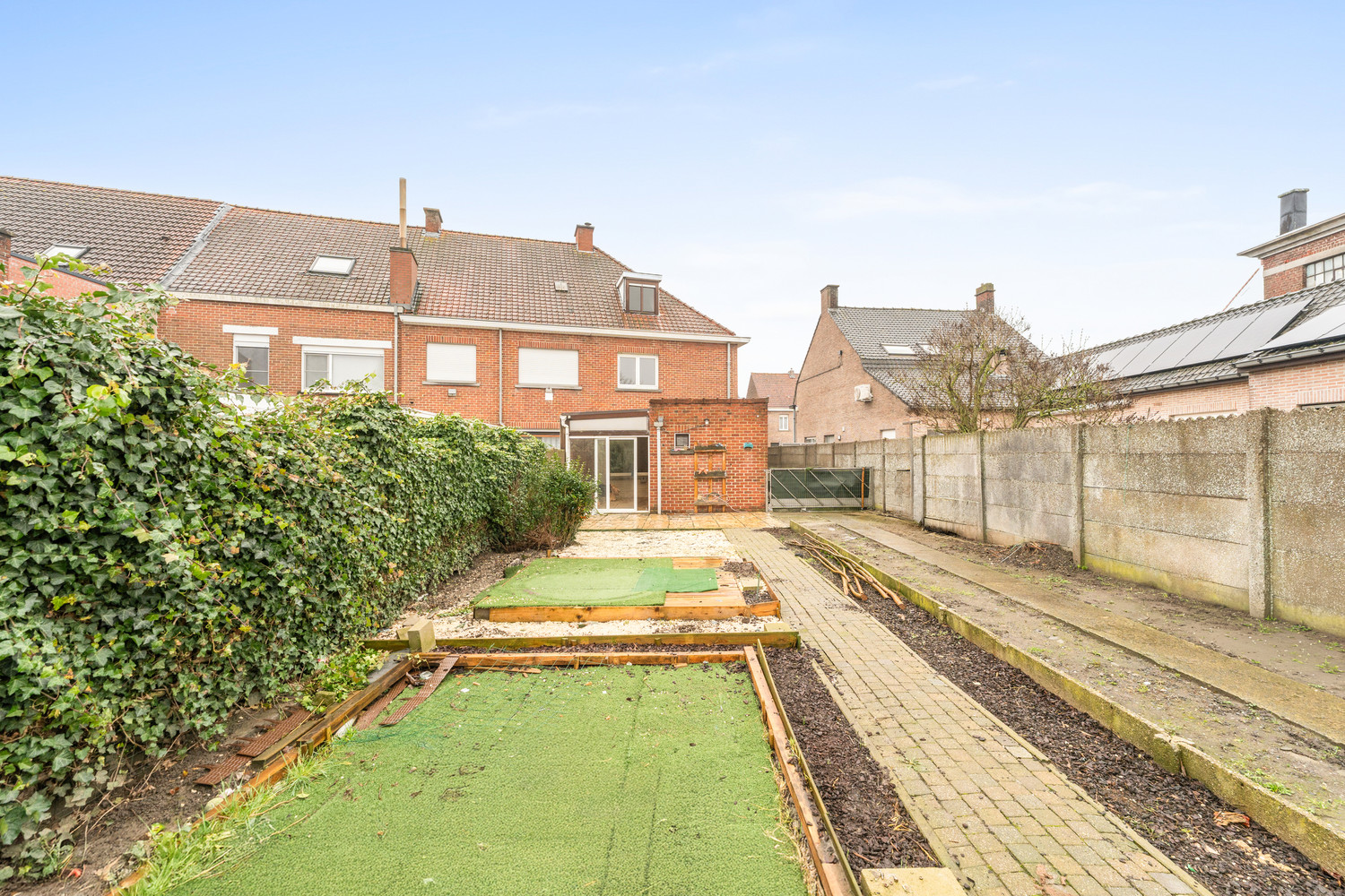 RUIME, TE MODERNISEREN HOB MET 3 à 4 SLPKS, TUIN EN 2 GARAGES! - foto 2