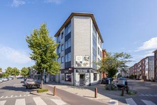 Bent u op zoek naar een karaktervolle locatie voor uw horecazaak, koffiebar, lunchconcept of trendy handelsactiviteit? Dan biedt dit commerciële gelijkvloers met terras (!!) aan de Eksterlaar 47 te Deurne een unieke opportuniteit.<br /><br />Gelegen op een opvallende hoeklocatie geniet het pand van een uitstekende zichtbaarheid en een constante passage van buurtbewoners, wandelaars en fietsers. De omgeving staat bekend als één van de meest charmante en levendige buurten van Deurne, waar stedelijke dynamiek en een groene leefomgeving elkaar perfect aanvullen.<br /><br />De onmiddellijke nabijheid van het Boekenbergpark, het Te Boelaarpark en het Rivierenhof zorgt voor een aantrekkelijke mix van bewoners, gezinnen en recreanten die de buurt dagelijks tot leven brengen. De wijk Eksterlaar en de aangrenzende Unitasbuurt genieten bovendien een uitstekende reputatie dankzij hun gezellige sfeer, groene karakter en sterke lokale verankering.<br /><br />Gemeenschappelijke kosten: €120/maand (provisie verwarming)<br /><br />Troeven:<br />- Commercieel gelijkvloers op prominente hoeklocatie met terras (!!)<br />- Nabij Boekenbergpark, Rivierenhof en diverse groene recreatiezones<br />- Omgeven door een sterk lokaal bewonerspubliek<br />- Ideaal voor horeca of commerciële invulling<br />- Onmiddellijk beschikbaar<br /><br />Voor meer informatie kan u steeds contact opnemen met One vastgoed!