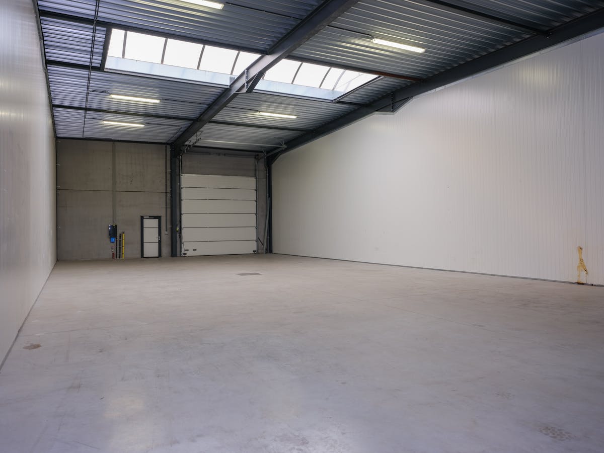 Centraal gelegen nieuwbouw loods in Zwevezele - foto 1