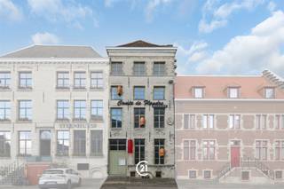 <p><span>Ontdek de allure van het verleden in het historische handelspand "Comte De Flandre" te koop in Oudenaarde. Een unieke kans voor ondernemers die streven naar topkwaliteit vastgoed. Dit betoverende pand combineert een KMO-gedeelte met een weelderige vergader- en ontmoetingszaal, een ruim appartement op de tweede verdieping, en een buitengewone loft op de bovenste verdieping met een panoramisch uitzicht op Oudenaarde's historische gebouwen. Met bewaarde elementen uit de 15de eeuw straalt dit gerenoveerde gebouw grandeur uit. De achtertuin herbergt een charmant "koetshuis" met uitzicht op het water. Ontdek de onbegrensde mogelijkheden van dit historisch juweel, volledig in lijn met alle voorschriften. Een investering in geschiedenis en stijl wacht op de juiste visionair!</span></p>