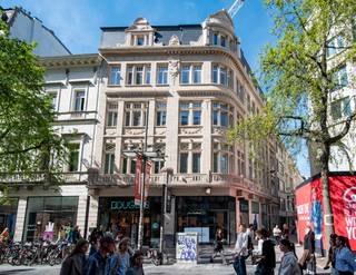 Achter deze gevel ontworpen door de architecten Léonard en Henri Blomme in 1905 schuilen maar liefst drie hoogwaardig afgewerkte kantoorruimtes. Bovendien is dit hoekpand sinds 2019 geklasseerd als bouwkundig erfgoed. Het pand bevindt zich op de drukbezochte Meir, naast de toekomstige flagshipstore van ZARA en tegenover Inno. De vernieuwde kantoren, boven Douglas, zijn ideaal als kantoor/showroom/praktijk. <br /><br />Het kantoor op de 3e verdieping is +/-215m² en heeft zijn eigen sanitair, douche en terras. Er is een nieuwe lift en fietsenberging aanwezig in het gebouw. De ruimte wordt voorzien van een hoogwaardige afwerking: parket, schilderwerk, verlichting, keuken, sanitair en douche, koeling en verwarming via warmtepomp, nieuwe ramen.<br /><br />Uitstekende bereikbaarheid met het openbaar vervoer (trein/tram/bus), fiets en auto (o.a. parkings Opera, Inno en 't Stad).<br /><br />Meer info of een bezoek? Neem dan snel contact op!<br /><br />EPC: X