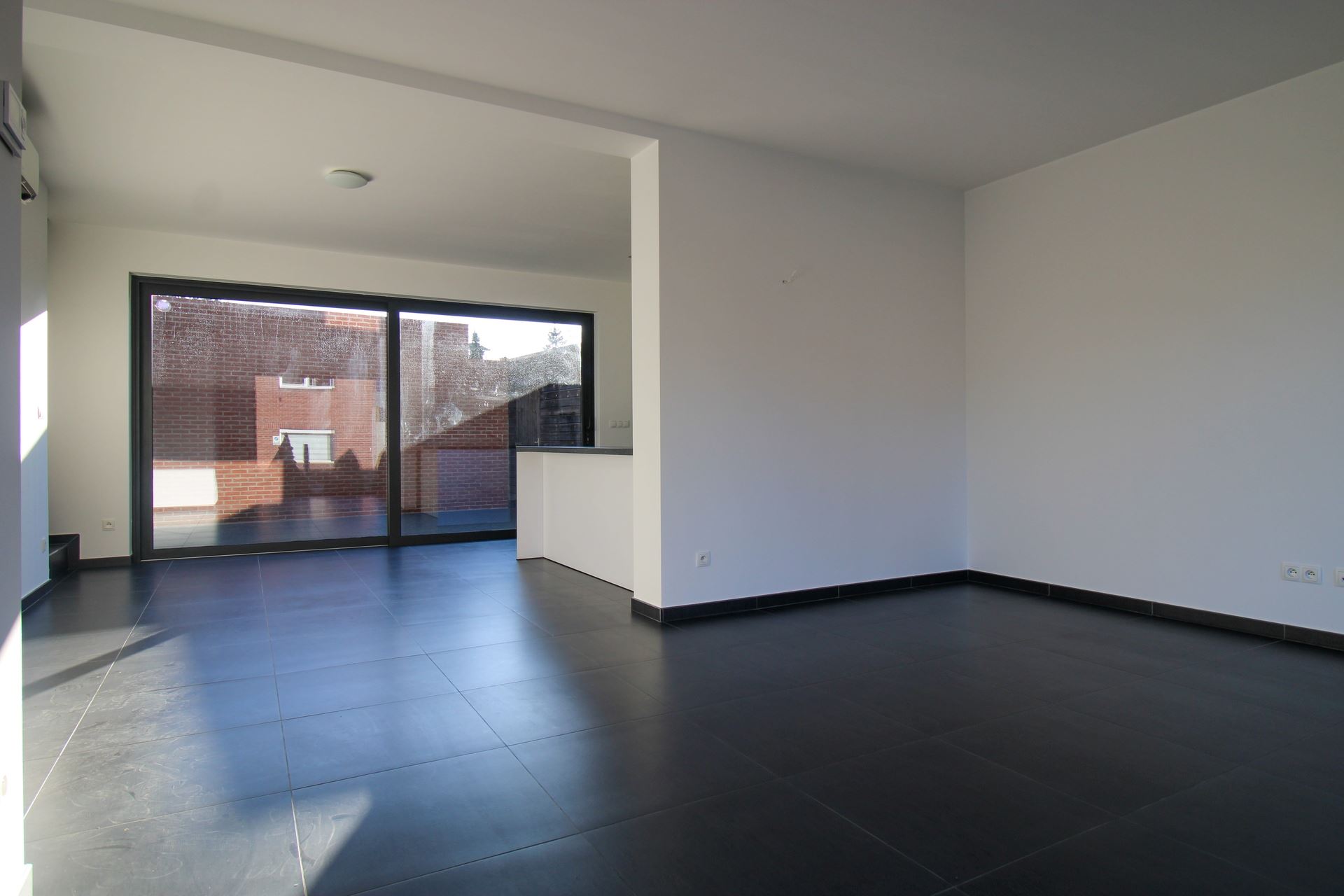 Instapklare gezinswoning met 3 slaapkamers, carport en onderhoudsvriendelijke tuin in het hart van Uikhoven! - foto 5