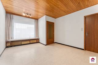 <h3>Te renoveren woning met tal van mogelijkheden in Meulebeke</h3>
<p>Ontdek deze <strong>ruime te renoveren woning</strong> in de <strong>Bonte Berenstraat 7 te Meulebeke</strong>, ideaal voor wie op zoek is naar <strong>ruimte, karakter en potentieel</strong>.</p>
<p>Via de voordeur kom je binnen in een <strong>polyvalente ruimte</strong> die toegang biedt tot de <strong>gang</strong> en de <strong>gezellige leefruimte</strong>. Aansluitend bevindt zich de <strong>keuken</strong>, die bovendien beschikt over een <strong>droge kelder</strong> — ideaal als extra bergruimte. Vanuit de keuken bereik je de <strong>inpandige garage</strong>, die uitgeeft op de <strong>veranda</strong> en de <strong>achterliggende tuin</strong>.</p>
<p>Op de <strong>verdieping</strong> bevindt zich het <strong>slaapgedeelte</strong>, bestaande uit <strong>vier ruime slaapkamers</strong> en een <strong>badkamer</strong>. De woning beschikt verder over een <strong>zeer ruime zolder van ca. 75 m²</strong>, die nog kan worden omgevormd tot extra kamers, bureau of hobbyruimte.</p>
<p>Via de <strong>woonruimte</strong> heb je bovendien toegang tot de <strong>aansluitende loods/stockageruimte van ca. 78 m²</strong> — een absolute troef voor wie extra opslag- of werkruimte wenst.</p>
<p>Met de juiste renovatie kan deze woning worden omgetoverd tot een <strong>comfortabele gezinswoning</strong> met tal van mogelijkheden.</p>
<p><strong>Troeven<br />- </strong>Centrale ligging bij centrum Meulebeke<br />- Ruime woning met polyvalente indeling<br />- Vier slaapkamers<br />- Grote zolder (75m²)<br />- Inpandige garage en droge kelder<br />- Loods/stockageruimte van 78m², ideaal voor zelfstandige of handige doe-het-zelver</p>
Interesse? Contacteer ons vandaag nog!