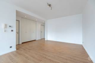 Op een rustige locatie te Sint-Amands, gelegen langs de oevers van de Schelde, treffen we dit instapklaar appartement op de tweede verdieping.<br /><br />Bij het binnenkomen word je verwelkomd in een praktische inkomhal met ingemaakte kasten, ideaal om jassen, schoenen of andere spullen op te bergen.<br />Via de inkomhal bereiken we de ruime leefruimte voorzien van grote raampartijen.<br /><br />Wanneer we verder doorwandelen, treffen we de badkamer, uitgerust met een inloopdouche, lavabo en toilet.<br /><br />De gezellige keuken bevindt zich aan de achtergevel en biedt de toegang tot het terras.<br /><br />Via de keuken bereiken we het aangenaam terras met zicht op groen.<br />Genieten van een aperitief was nog nooit zo aangenaam.<br /><br />Het appartement beschikt over een garage, deze zit inbegrepen in de prijs.<br />Parkeergelegenheid vormt hierdoor geen probleem.<br /><br />Dit appartement is perfect als starters appartement of als investering.<br />Het appartement werd vernieuwd in 2016.<br /><br />Heb je interesse in dit instapklaar appartement op een rustige locatie?<br />Neem gerust contact op via roy@julimmo.be of 0498 62 74 71.