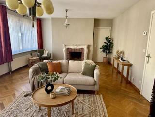 <p>Appartement À LOUER avec garage à Audenarde.</p><p>Cet appartement comprend une entrée, des toilettes, un spacieux salon/salle à manger, une cuisine indépendante donnant sur une petite terrasse et un débarras.<br />Il dispose également de 3 chambres et d'une salle de bains avec baignoire.</p><p>Atouts supplémentaires !<br />Garage intégré et à quelques pas du marché d'Audenarde.</p><p>Ça vous intéresse ? <br />Demandez une visite via notre site web www.immodhondt.be</p>