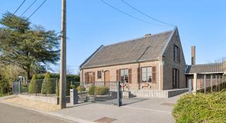 Deze prachtige authentieke karakterwoning is gelegen langs de Mellenstraat ter hoogte van nummer 62, op een ruim perceel van 8a 01ca. De...