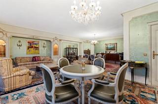 <p><span><span>Ontdek dit royaal appartement van ca. 180 m², gelegen in een verzorgd en rustig gebouw. Dankzij de grote raampartijen en de ruime indeling geniet je hier van een bijzonder lichtrijk en comfortabel woongevoel.</span></span></p><p><span><span>Het appartement vraagt een opfrissing, maar vormt een uitstekende basis om er een stijlvol en modern thuis van te maken. Je komt binnen via een brede inkomhal met gastentoilet en ingebouwde vestiaire. De leefruimte is opvallend ruim en baadt in het licht, met een warme parketvloer als accent.</span></span></p><p><span><span>Verder zijn er vier volwaardige slaapkamers, een badkamer met ligbad, een aparte douchekamer en een praktische wasruimte. Een privatieve kelderberging zorgt voor extra opslag. De maandelijkse lasten bedragen 450EUR, inclusief verwarming en water.</span></span></p><p><span><span>Met een EPC-score B van 177 kWh/m² (certificaatnummer 20250520-0003605564-RES-1) en een kadastraal inkomen van 1.626 biedt dit appartement ruimte, karakter in een rustige omgeving.</span></span></p><p><span><span> </span></span></p><p><span><span>Troeven:</span></span></p><p><span><span> </span></span></p><ul><li><span><span>Zeer ruime en lichtrijke leefruimtes</span></span></li></ul><p><span><span> </span></span></p><ul><li><span><span>Vier volwaardige slaapkamers</span></span></li></ul><p><span><span> </span></span></p><ul><li><span><span>Veel opbergmogelijkheden (vestiaire + berging)</span></span></li></ul><p><span><span> </span></span></p><ul><li><span><span>Rustige en verzorgde residentie</span></span></li></ul><p><span><span> </span></span></p><ul><li><span><span>Ideaal renovatieproject met veel potentieel</span></span></li></ul><p><span><span> </span></span></p><p><span><span>Dit appartement biedt een uitzonderlijke combinatie van ruimte, licht en potentieel, ideaal voor wie op zoek is naar een comfortabel en aanpasbaar thuis in een rustige omgeving.</span></span></p><p><span><span> </span></span></p><p><span><span>Voor interesse of meer informatie, neem contact op via michael@vastpuntgoed</span><strong> </strong><span>of bel 03/326 95 40</span></span></p>