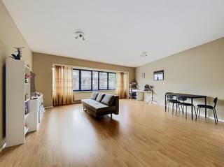 <p><span>Appartement gelegen in het centrum van Brasschaat.</span></p><p><span> </span></p><p><span>Appartement op de 3de verdieping (mét lift), in het centrum van Brasschaat. Vlakbij de vele winkels, banken, openbaar vervoer en op slechts 1 km van de oprit van de autosnelweg is de ligging ideaal voor mensen die houden van de gezellige drukte van een dorpskern. Het appartement bestaat uit een inkomhal met vooraan een ruime woonkamer van +/- 34m² op laminaat en een aparte keuken. Verder heb je achteraan een badkamer met ligbad/douchevoorziening, enkele lavabo met kast, spiegelkast en toilet, berging voorzien van aansluiting voor wasmachine, de slaapkamer (+/- 15m²)en een extra kamer, perfect voor een bureau of dressing. Achteraan is er een klein terras voorzien. </span></p><p><span> </span></p><p><span>De vaste kosten bedragen 45,- euro/maand (elektriciteit gang en lift)</span></p><p><span>Provisiekosten : 70,- euro/maand (privé waterverbruik)</span></p><p><span> </span></p>