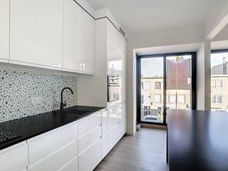 Dit recent gerenoveerde appartement in Beveren centrum staat klaar voor verhuur. De perfecte keuze voor wie comfortabel wil huren in een bruisende omgeving. Het pand is in 2026 gerenoveerd en biedt alle moderne gemakken.<br /><br />De indeling van het appartement in Beveren is als volgt:<br /><br />- Inkomhal<br />- Lichtrijke leefruimte<br />- Open, ingerichte keuken<br />- Nachthal<br />- Slaapkamer 1 <br />- Slaapkamer 2<br />- Slaapkamer 3<br />- Toilet<br />- Badkamer met dubbele lavabo en inloopdouche<br />- Berging<br />- Gemeenschappelijke fietsenberging <br /><br />Het appartement, ideaal gelegen in het centrum van Beveren, is zeer goed bereikbaar. In de nabije omgeving vind je scholen, winkels en openbaar vervoer. Deze unieke vastgoedkans biedt je een zorgeloze woonervaring. <br /><br />Het appartement is beschikbaar vanaf 1 september 2026.<br />De algemene kosten bedragen 45,00 euro/maand. <br /><br />Om een bezoek te brengen vragen wij vooraf uw huurprofiel aan te maken als volgt: ga naar het pand op onze website: www.dewaele.com. Bij het pand ziet u een rode knop "bezoek aanvragen". Als u daar klikt, kan u het huurprofiel aanvullen.
