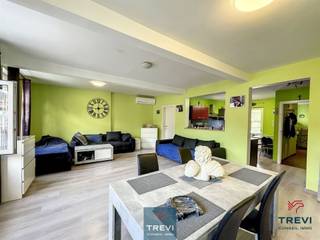 <p><span>SOUS OPTION Spacieuse maison kangourou unifamiliale située dans un rue proche du centre ville et de la gare, agencée en deux logements distincts sur 4 niveaux. Hall d'entrée, desservant les 2 unités. Au rez de chaussée, grande pièce sous plancher stratifié à l'avant actuellement proposé en chambre de 28 m² (anciennement commerce). Jolie pièce arrière sous plancher stratifié de 15 m² actuellement espace pouvant servir de cuisine avec meuble évier ou bureau, salle de bain + wc séparés. A l'étage, grand séjour de 30 m² pouvant accueillir une chambre supplémentaire, jolie cuisine équipée de 9 m² avec accès extérieur. Salle de bain équipée d'une baignoire, d'un meuble évier simple vasque, d'un wc, coin buanderie et chaudière. A l'étage supérieur, beau séjour sous plancher stratifié de 25 m², une belle chambre de 12 m² et salle de bain carrelé de 7 m² équipée d'une baignoire, un évier, coin buanderie et chaudière. Jolie cuisine ouverte équipée de 12 m² avec un accès extérieur. A l'étage, comble aménagé sous velux offrant une belle pièce de 21 m² (chambre supplémentaire). Double vitrage pvc. CC gaz (chaudières Vaillant à condensation individuelles (2), 2 pompes à chaleur réversible (airco). 4 Caves totalisant 50 m². PEB B. Électricité conforme. Faire offre à partir 270.000€. Infos et visites au 02/355.50.55</span></p>