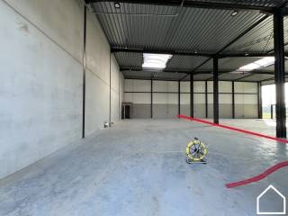 Moderne KMO-unit met uitstekende bereikbaarheid en een totale oppervlakte van 190m².Op slechts 10 minuten rijden van Ieper bevindt zich deze...