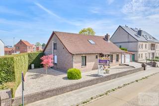 Op zoek naar een ruime en instapklare woning met tal van mogelijkheden? Dan is deze eigendom zeker een bezoek waard!Deze verzorgde woning beschikt...