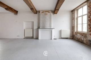 <p><span>Ontdek de allure van het verleden in het historische handelspand "Comte De Flandre" te koop in Oudenaarde. Een unieke kans voor ondernemers die streven naar topkwaliteit vastgoed. Dit betoverende pand combineert een KMO-gedeelte met een weelderige vergader- en ontmoetingszaal, een ruim appartement op de tweede verdieping, en een buitengewone loft op de bovenste verdieping met een panoramisch uitzicht op Oudenaarde's historische gebouwen. Met bewaarde elementen uit de 15de eeuw straalt dit gerenoveerde gebouw grandeur uit. De achtertuin herbergt een charmant "koetshuis" met uitzicht op het water. Ontdek de onbegrensde mogelijkheden van dit historisch juweel, volledig in lijn met alle voorschriften. Een investering in geschiedenis en stijl wacht op de juiste visionair!</span></p>